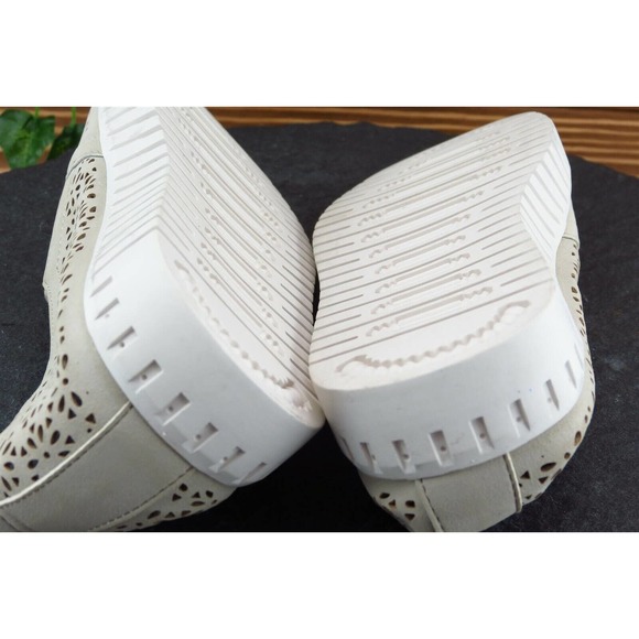 JSport Size 5.5 M Beige Round Toe Flats Synthetic Women - Picture 6 of 7